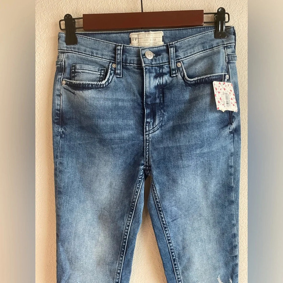 Free People Busted Knee Distressed Dark Wash Women’s Skinny Jeans size 26 NWT - Picture 4 of 9